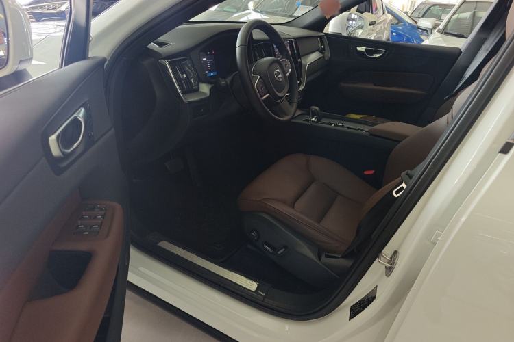 Used Volvo XC60 2025 B5 4x4 Smart Luxury Edition Left Front Seat