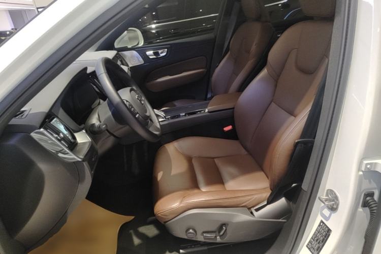 Used Volvo XC60 2025 B5 4x4 Smart Luxury Edition Left Front Seat