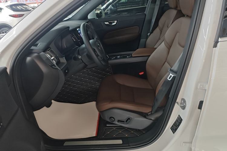 Used Volvo XC60 2025 B5 4x4 Smart Luxury Edition Left Front Seat