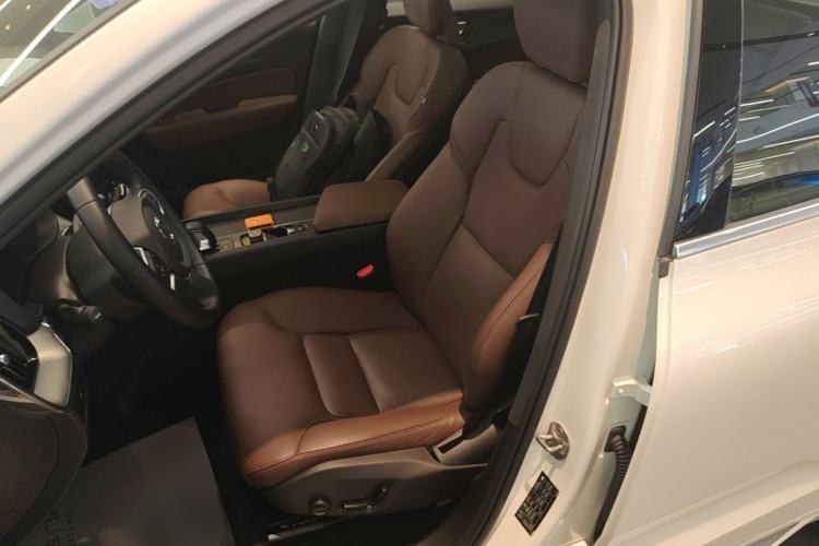 Used Volvo XC60 2025 B5 4x4 Smart Luxury Edition Left Front Seat