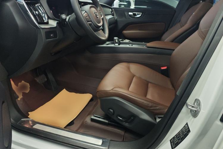 Used Volvo XC60 2025 B5 4x4 Smart Luxury Edition Left Front Seat