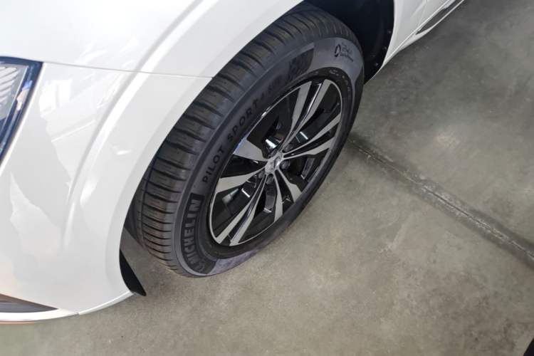 Used Volvo XC60 2025 B5 4x4 Smart Luxury Edition Left Front Wheel Hub