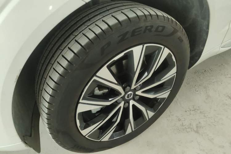 Used Volvo XC60 2025 B5 Four-Wheel Drive Smart & Advanced Luxury Edition Left Front Wheel Hub