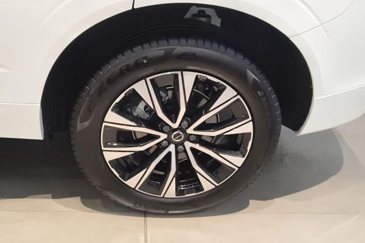 Used Volvo XC60 2025 B5 Four-Wheel Drive Smart & Advanced Luxury Edition Left Front Wheel Hub