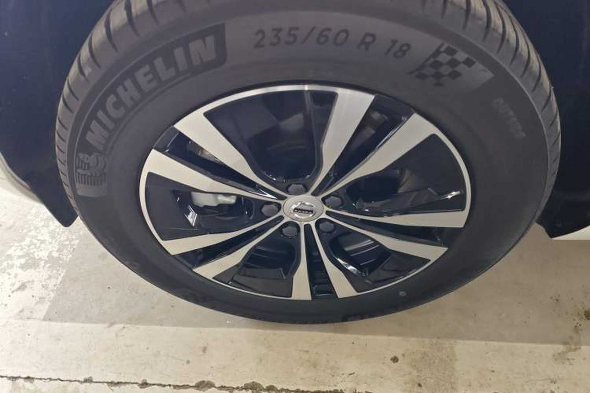 Used Volvo XC60 2025 B5 4x4 Smart Luxury Edition Left Front Wheel Hub