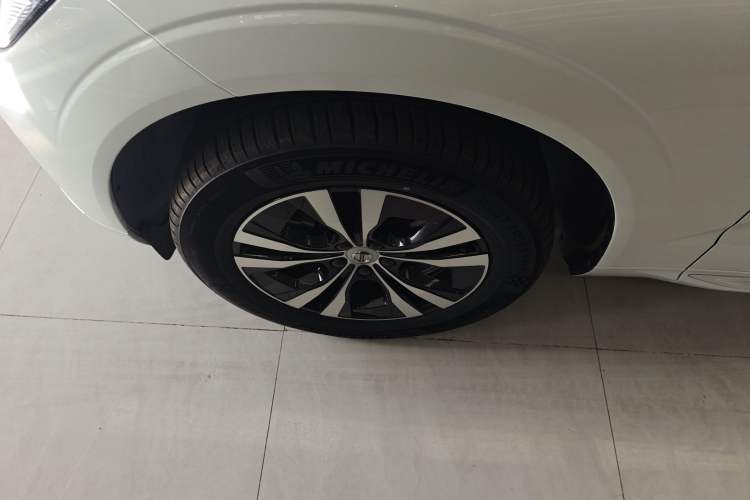 Used Volvo XC60 2025 B5 4x4 Smart Luxury Edition Left Front Wheel Hub
