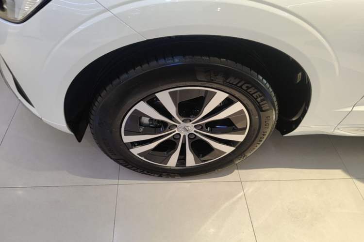 Used Volvo XC60 2025 B5 4x4 Smart Luxury Edition Left Front Wheel Hub