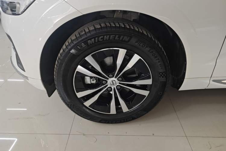 Used Volvo XC60 2025 B5 4x4 Smart Luxury Edition Left Front Wheel Hub