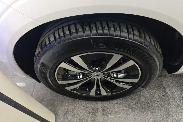 Used Volvo XC60 2025 B5 4x4 Smart Luxury Edition Left Front Wheel Hub
