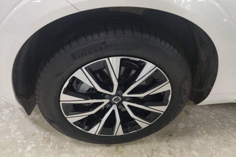 Used Volvo XC60 2025 B5 Four-Wheel Drive Smart & Advanced Luxury Edition Left Front Wheel Hub