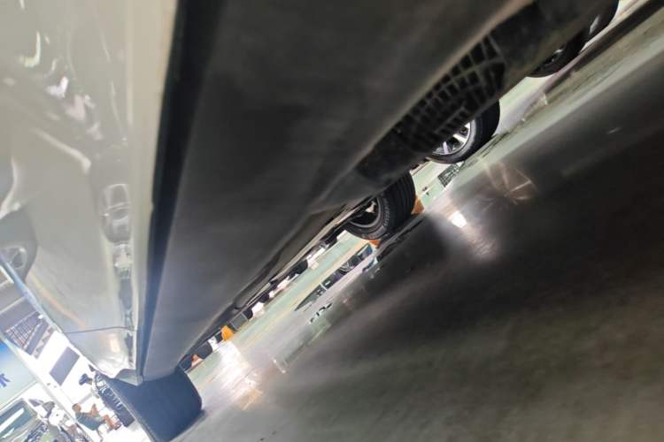 Used Volvo XC60 2025 B5 4x4 Smart Luxury Edition Left Side Sill