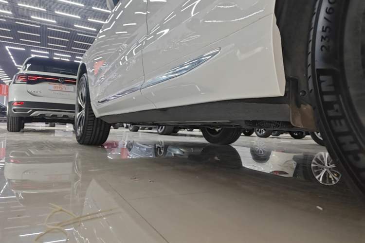 Used Volvo XC60 2025 B5 4x4 Smart Luxury Edition Left Side Sill