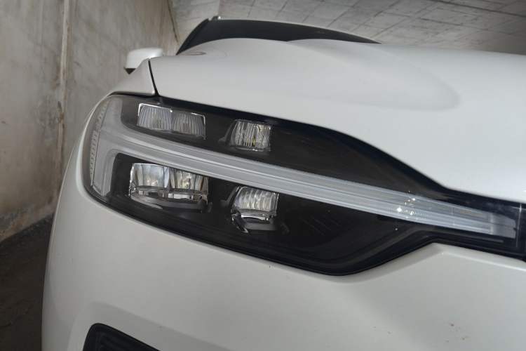 Used Volvo XC60 2025 B5 4x4 Smart Luxury Edition Right Front Headlight