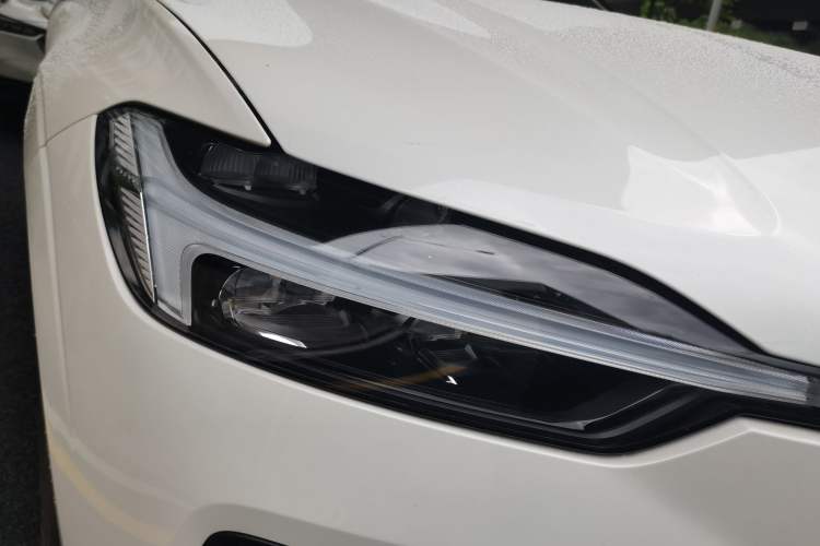 Used Volvo XC60 2025 B5 4x4 Smart Luxury Edition Right Front Headlight