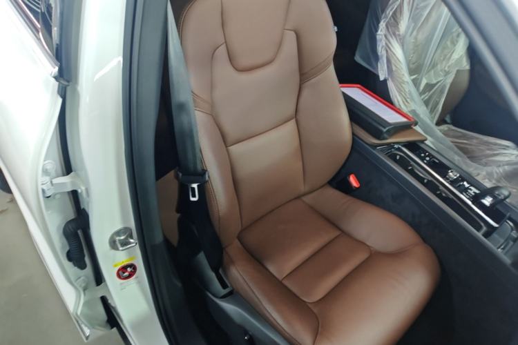 Used Volvo XC60 2025 B5 4x4 Smart Luxury Edition Right Front Seat