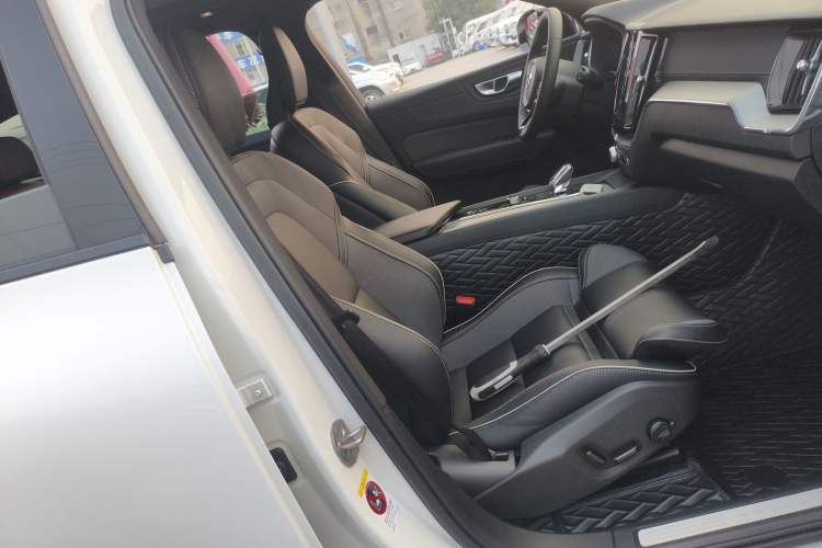 Used Volvo XC60 2025 B5 4x4 Smart & Advanced Sport Edition Right Front Seat