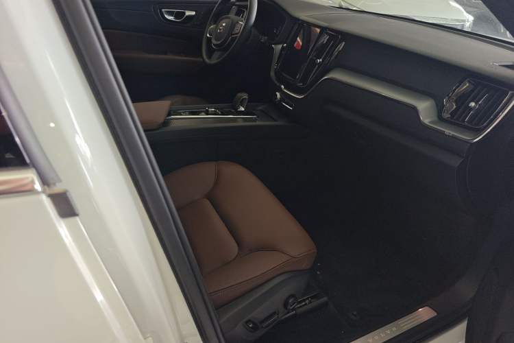 Used Volvo XC60 2025 B5 4x4 Smart Luxury Edition Right Front Seat