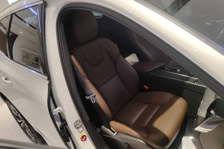Used Volvo XC60 2025 B5 4x4 Smart Luxury Edition Right Front Seat