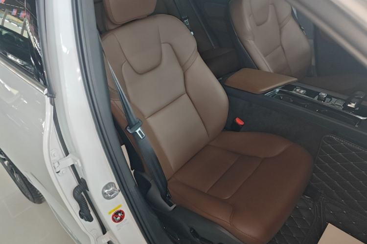 Used Volvo XC60 2025 B5 4x4 Smart Luxury Edition Right Front Seat