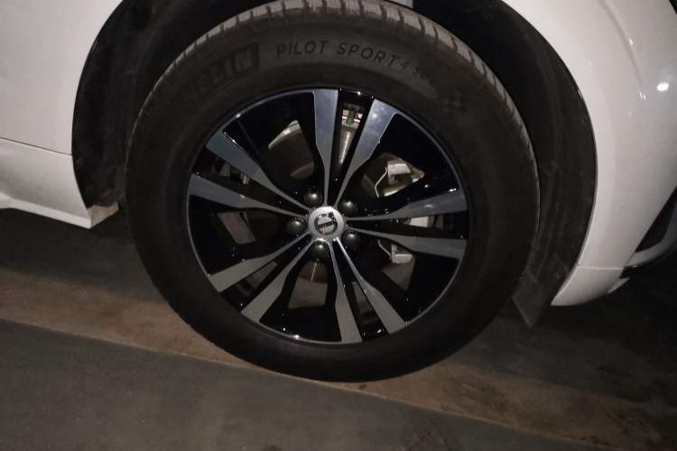 Used Volvo XC60 2025 B5 4x4 Smart Luxury Edition Right Front Wheel Hub