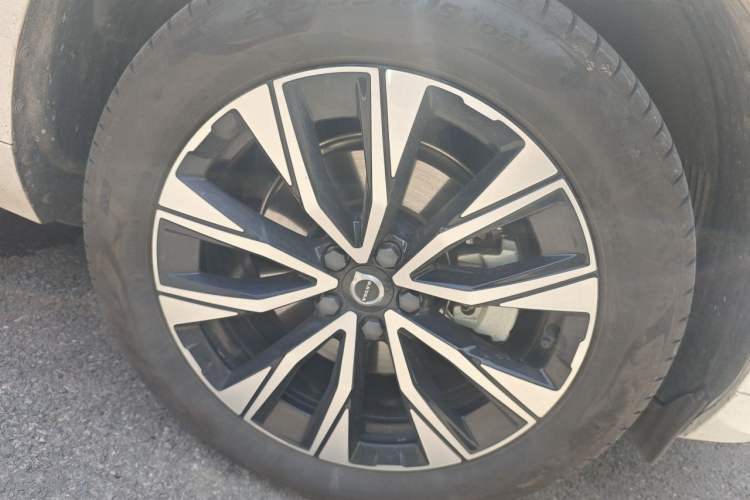 Used Volvo XC60 2025 B5 4x4 Smart & Advanced Sport Edition Right Front Wheel Hub