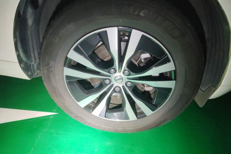 Used Volvo XC60 2025 B5 4x4 Smart Luxury Edition Right Front Wheel Hub
