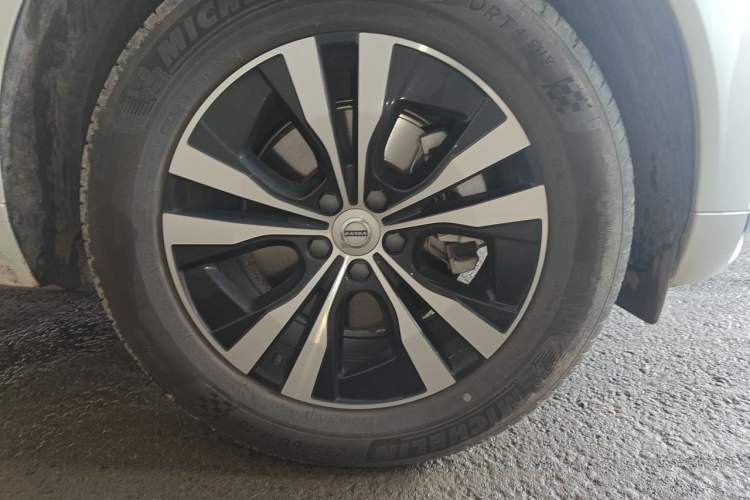 Used Volvo XC60 2025 B5 4x4 Smart Luxury Edition Right Front Wheel Hub