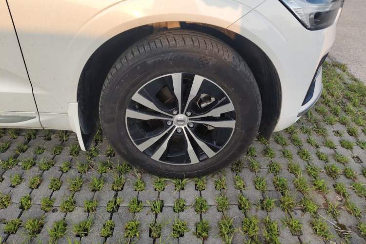 Used Volvo XC60 2025 B5 4x4 Smart Luxury Edition Right Front Wheel Hub