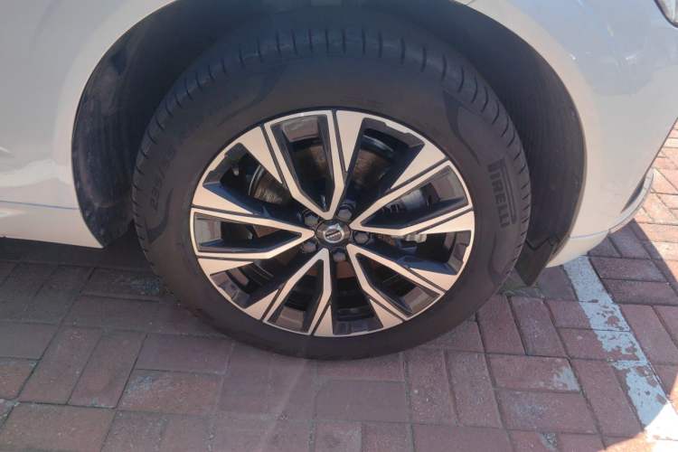 Used Volvo XC60 2025 B5 Four-Wheel Drive Smart & Advanced Luxury Edition Right Front Wheel Hub