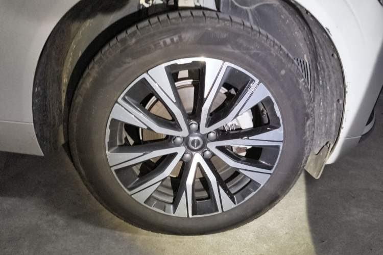 Used Volvo XC60 2025 B5 Four-Wheel Drive Smart & Advanced Luxury Edition Right Front Wheel Hub