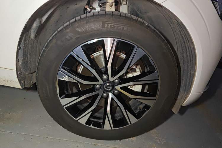 Used Volvo XC60 2025 B5 Four-Wheel Drive Smart & Advanced Luxury Edition Right Front Wheel Hub