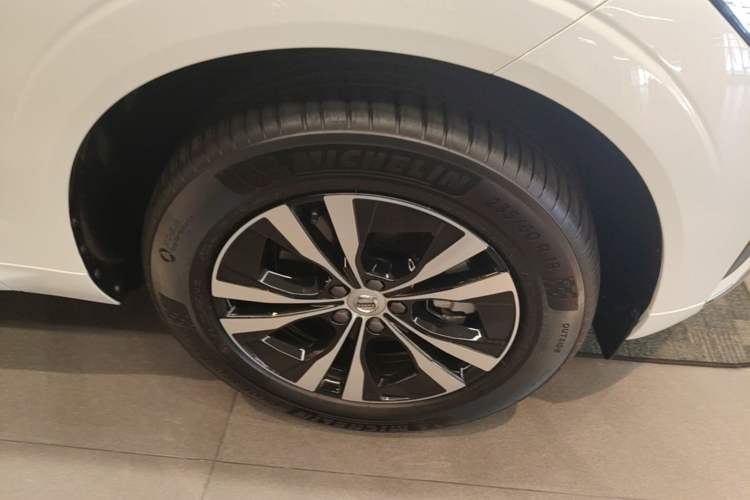 Used Volvo XC60 2025 B5 4x4 Smart Luxury Edition Right Front Wheel Hub