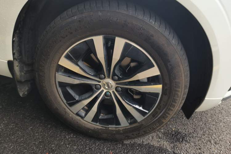 Used Volvo XC60 2025 B5 4x4 Smart Luxury Edition Right Front Wheel Hub