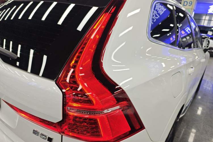Used Volvo XC60 2025 B5 4x4 Smart Luxury Edition Right Rear Taillight