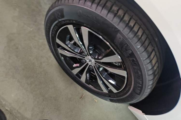 Used Volvo XC60 2025 B5 4x4 Smart Luxury Edition Right Rear Wheel Hub