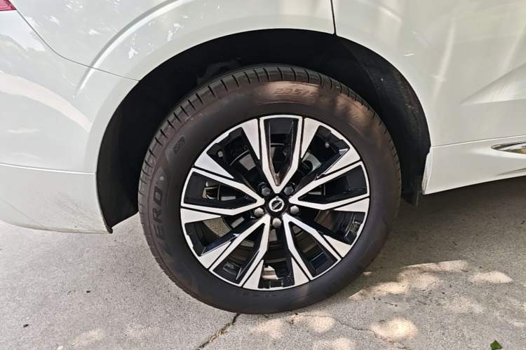 Used Volvo XC60 2025 B5 Four-Wheel Drive Smart & Advanced Luxury Edition Right Rear Wheel Hub