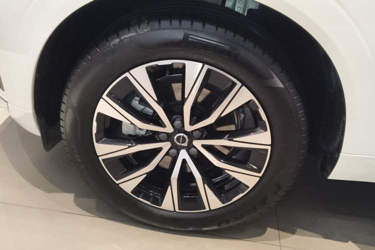 Used Volvo XC60 2025 B5 Four-Wheel Drive Smart & Advanced Luxury Edition Right Rear Wheel Hub
