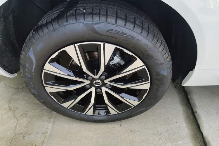 Used Volvo XC60 2025 B5 Four-Wheel Drive Smart & Advanced Luxury Edition Right Rear Wheel Hub