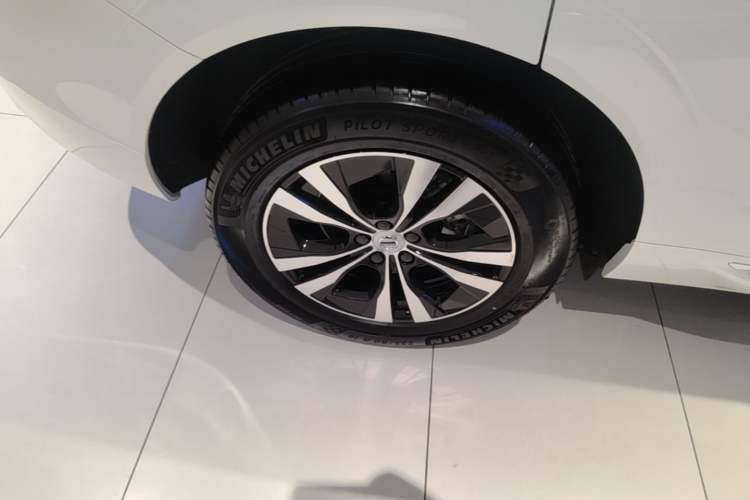 Used Volvo XC60 2025 B5 4x4 Smart Luxury Edition Right Rear Wheel Hub