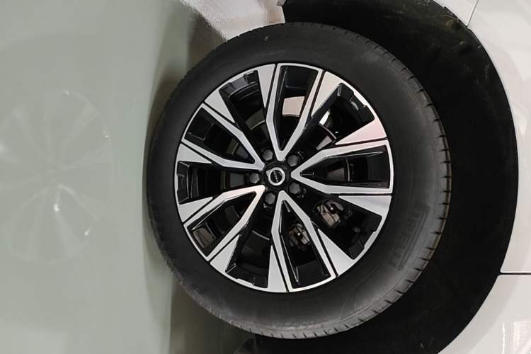 Used Volvo XC60 2025 B5 Four-Wheel Drive Smart & Advanced Luxury Edition Right Rear Wheel Hub