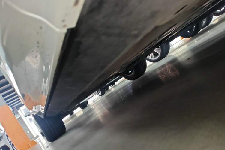 Used Volvo XC60 2025 B5 4x4 Smart Luxury Edition Right Side Sill