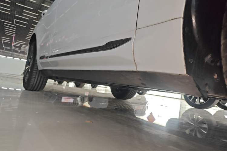 Used Volvo XC60 2025 B5 4x4 Smart Luxury Edition Right Side Sill