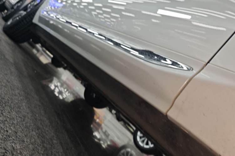 Used Volvo XC60 2025 B5 4x4 Smart Luxury Edition Right Side Sill