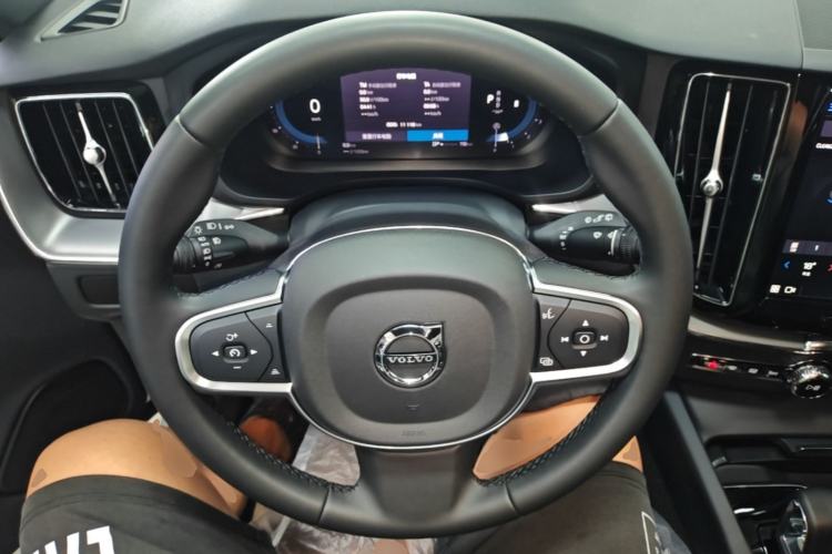 Used Volvo XC60 2025 B5 4x4 Smart Luxury Edition Steering Wheel