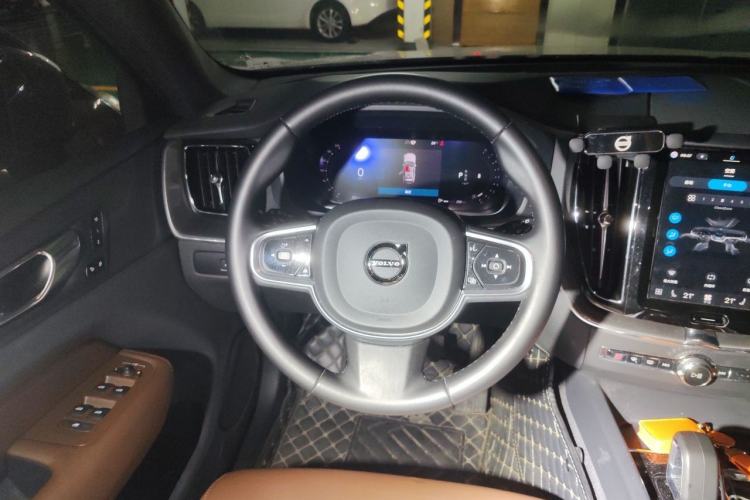 Used Volvo XC60 2025 B5 4x4 Smart Luxury Edition Steering Wheel