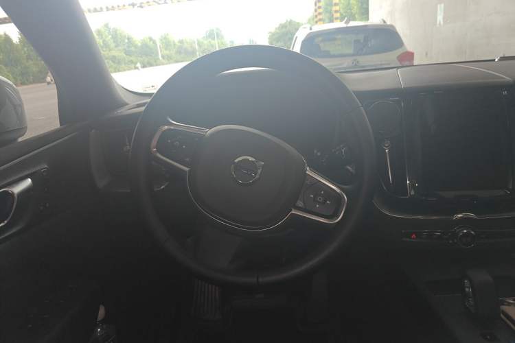 Used Volvo XC60 2025 B5 4x4 Smart Luxury Edition Steering Wheel