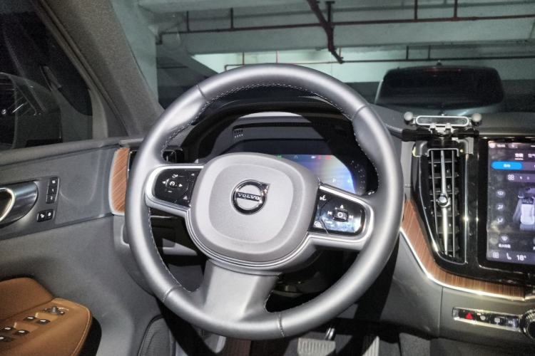 Used Volvo XC60 2025 B5 Four-Wheel Drive Smart & Advanced Luxury Edition Steering Wheel