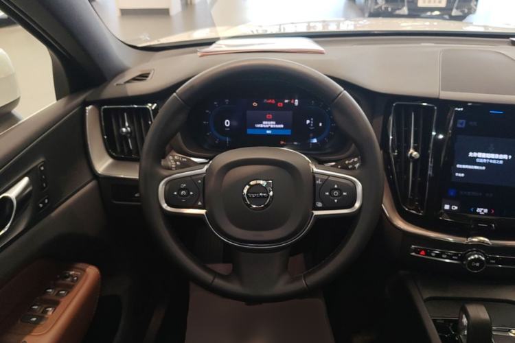 Used Volvo XC60 2025 B5 4x4 Smart Luxury Edition Steering Wheel