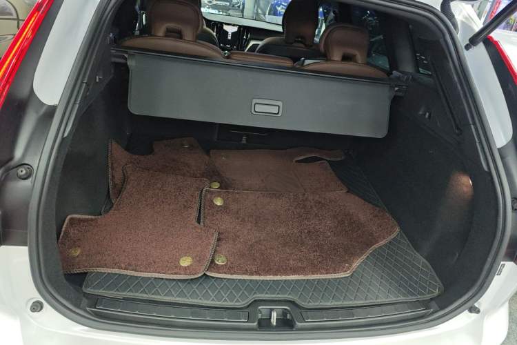 Used Volvo XC60 2025 B5 4x4 Smart Luxury Edition Trunk