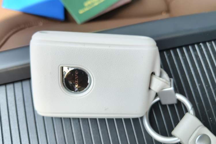 Used Volvo XC60 2025 B5 4x4 Smart Luxury Edition Vehicle Key